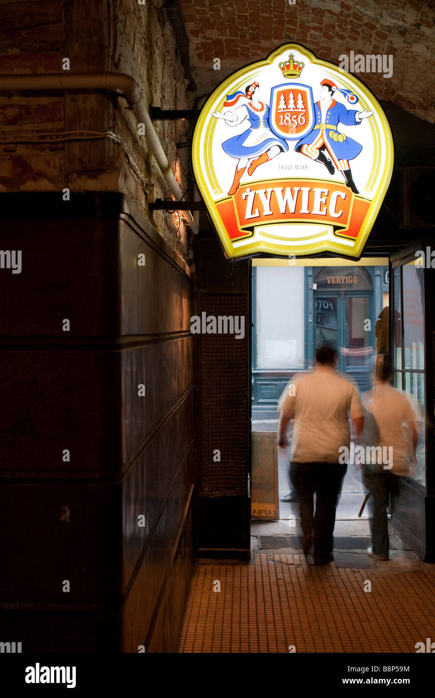Zwei Männer verlassen den Eingang zu einem Bierkeller. Krakau, Polen Stockfoto