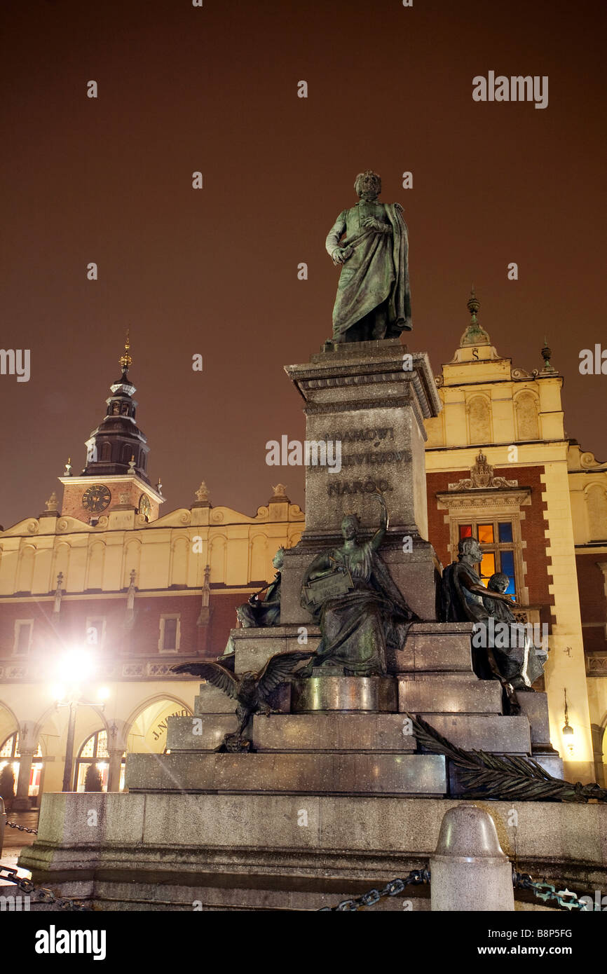 Statue von Adam Mickiewicz in der Nacht. Rynek Glowny, Krakau, Polen Stockfoto