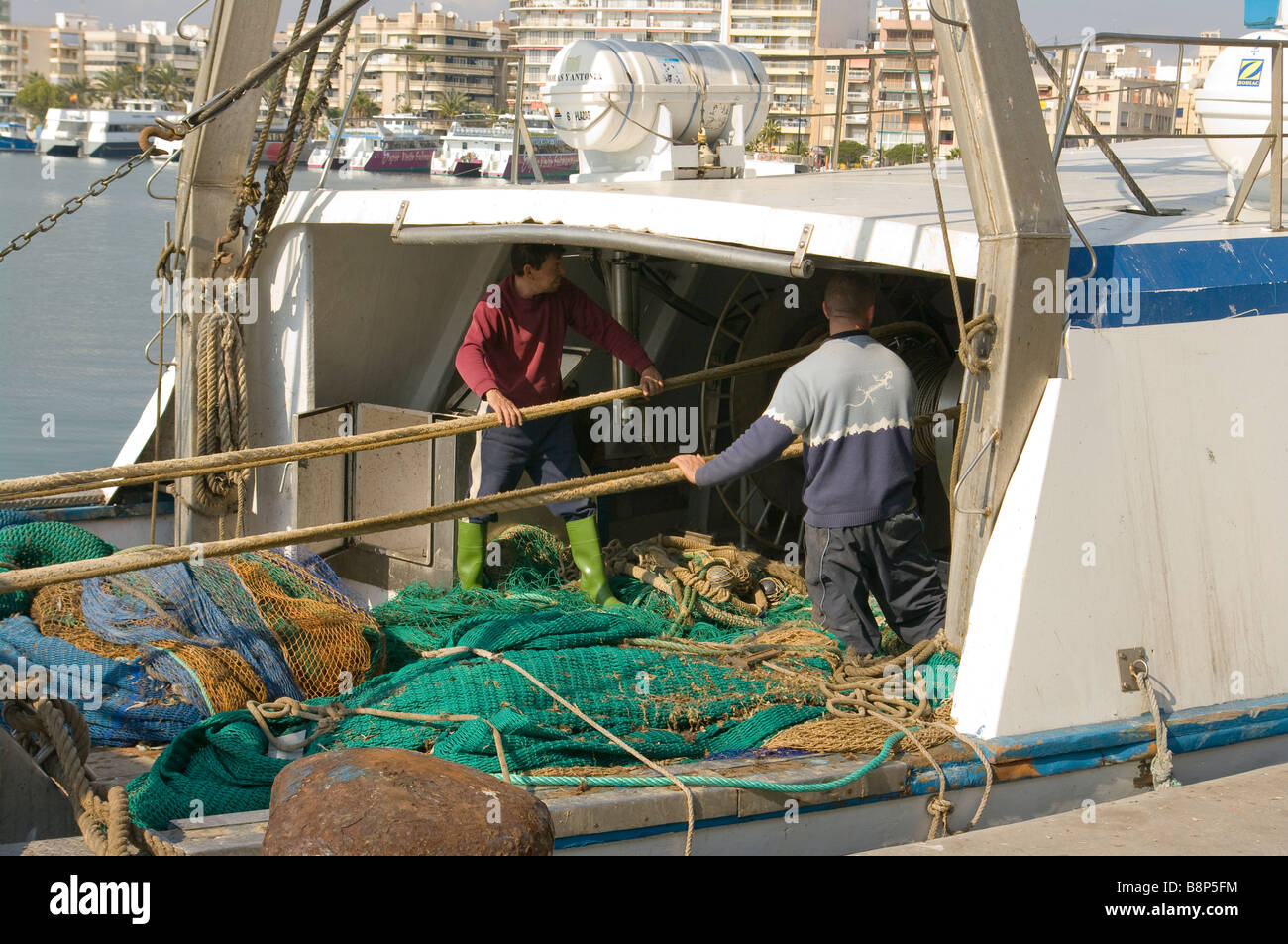 Fischern Windenbetrieb In ihre Seile auf ein Trawler Deck Santa Pola Spanien Stockfoto