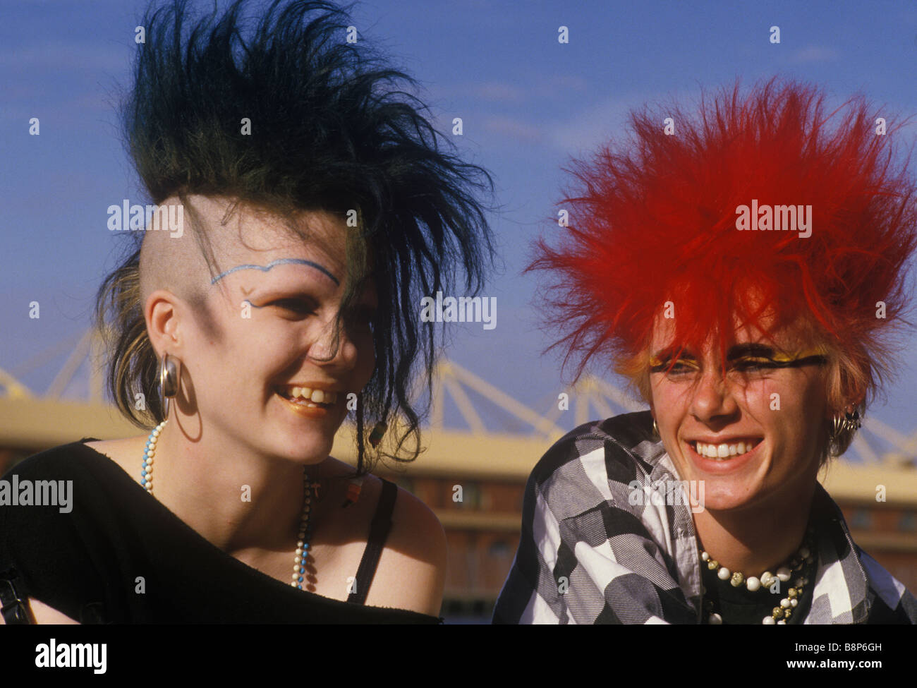 Punk Teen paar 1980er Jahre junge mit roten Haaren und gelben und schwarzen Augen Make-up Girl mit halb rasierte Kopf ca. 1985 London UK HOMER SYKES Stockfoto