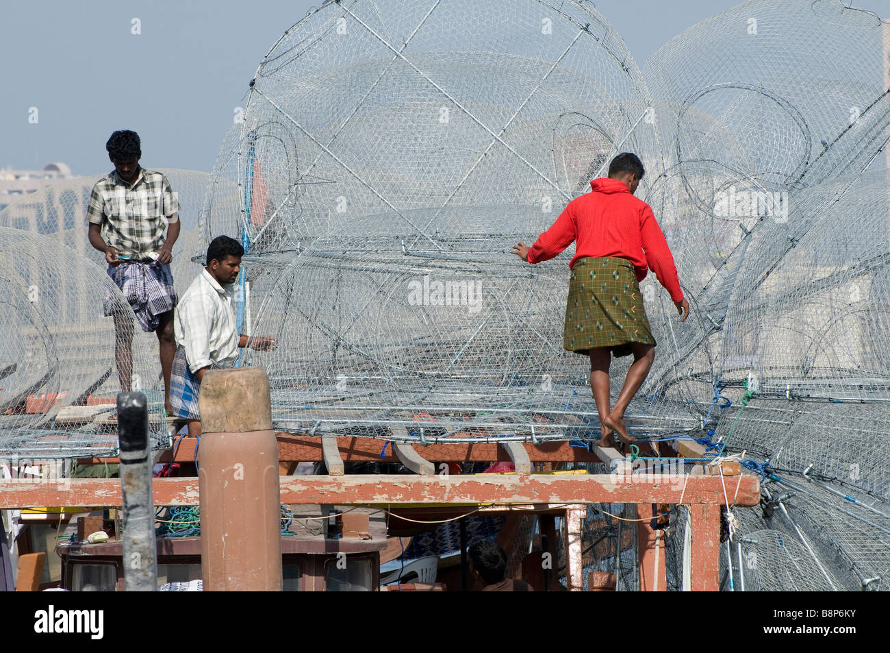 Männer arbeiten auf Fischerboot net, Dubai Creek, Vereinigte Arabische Emirate Stockfoto