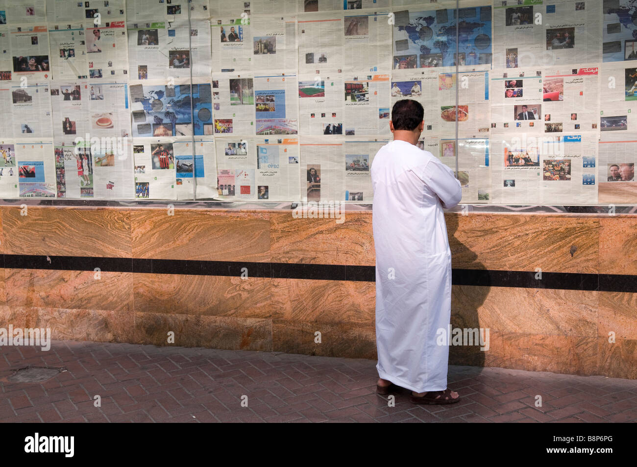 Dubai shop Front mit Zeitungen in Fenster Stockfoto