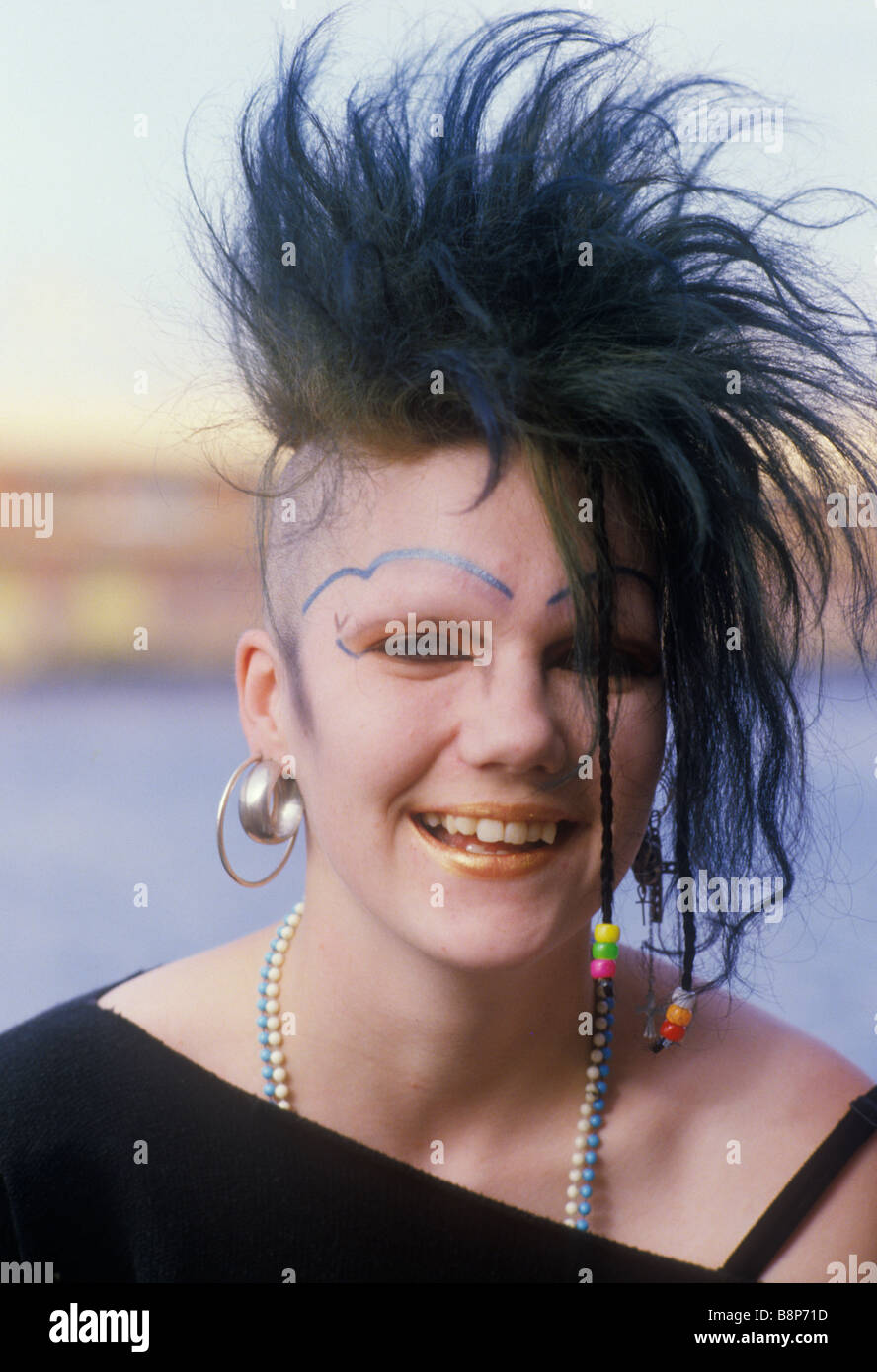 Punk jugendlich Mädchen mit halben Kopf rasiert und ungewöhnlichen schwarzen Augen Make-up ca. 1985 London 1980 s UK HOMER SYKES Stockfoto