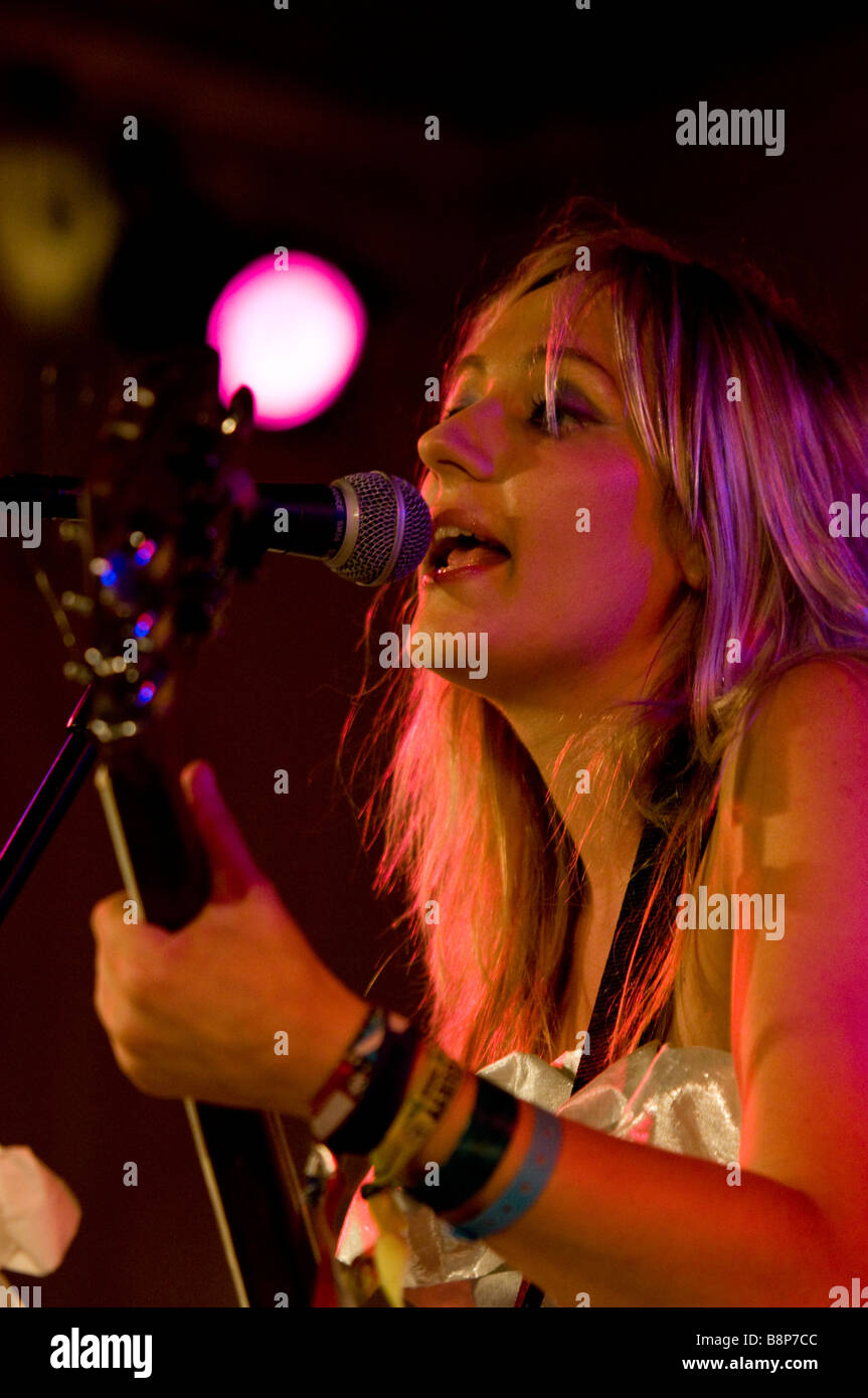 Singer/Songwriter Tallulah Rendall führt auf der Bühne in London Stockfoto