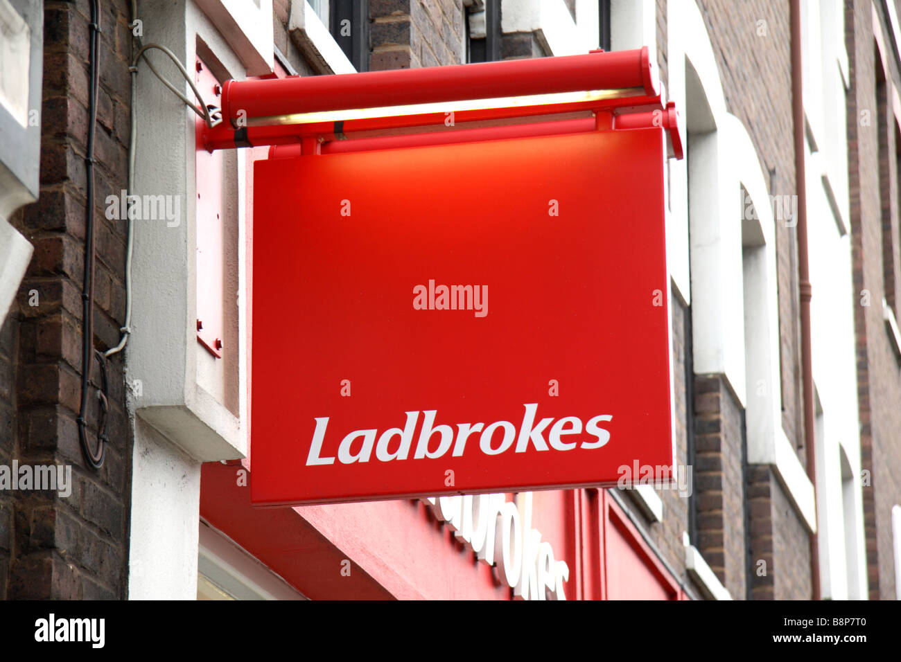 Ein Schild über die Ladbrokes Wetten Shop auf Long Lane, London. Feb 2009 Stockfoto