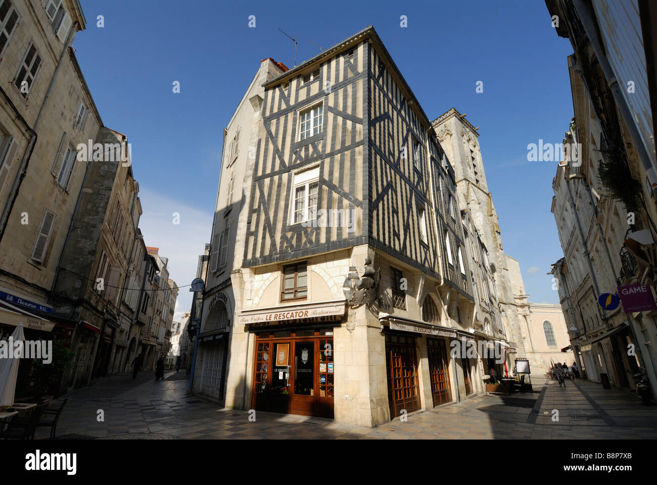 La Rochelle Frankreich mittelalterlichen Gebäude in der Haupteinkaufsstraße der Altstadt Stockfoto