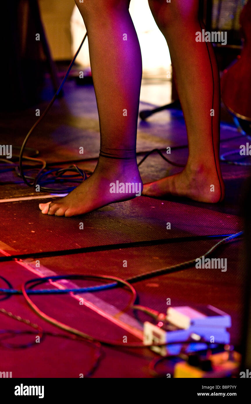 Singer/Songwriter Tallulah Rendall führt auf der Bühne in London Stockfoto