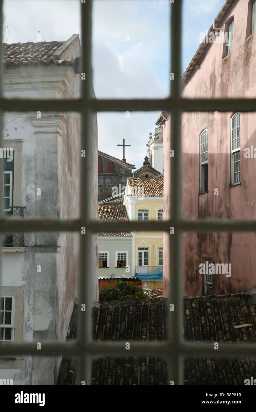 Kreuz auf dem Dach durch verglaste Fenster gesehen Stockfoto