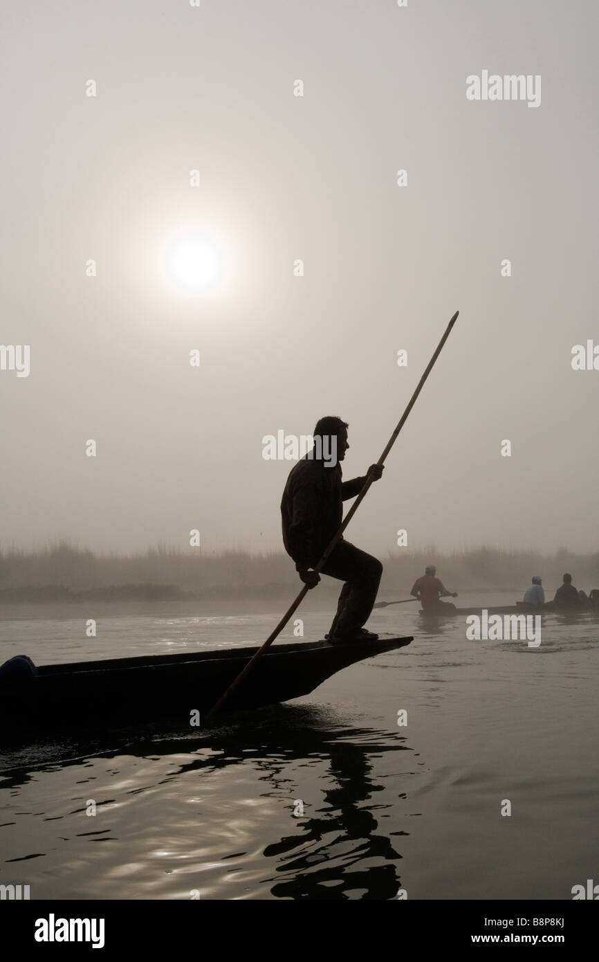 Am frühen Morgen Kanutour am Rapti Fluss im Royal Chitwan Nationalpark Nepal Stockfoto