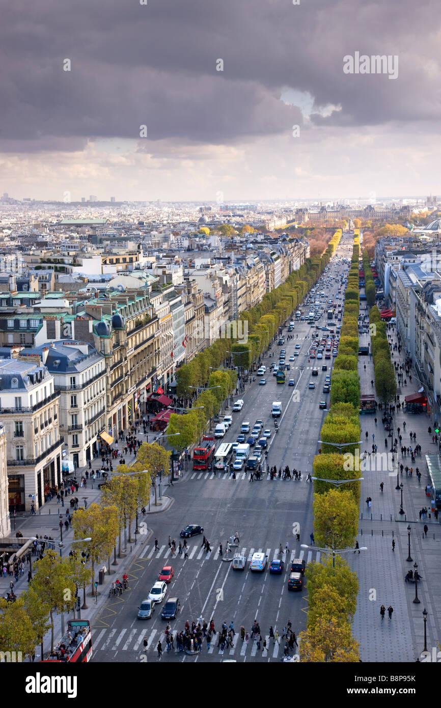 Erhöhten Blick auf die Champs Elysees in Paris Frankreich Stockfoto