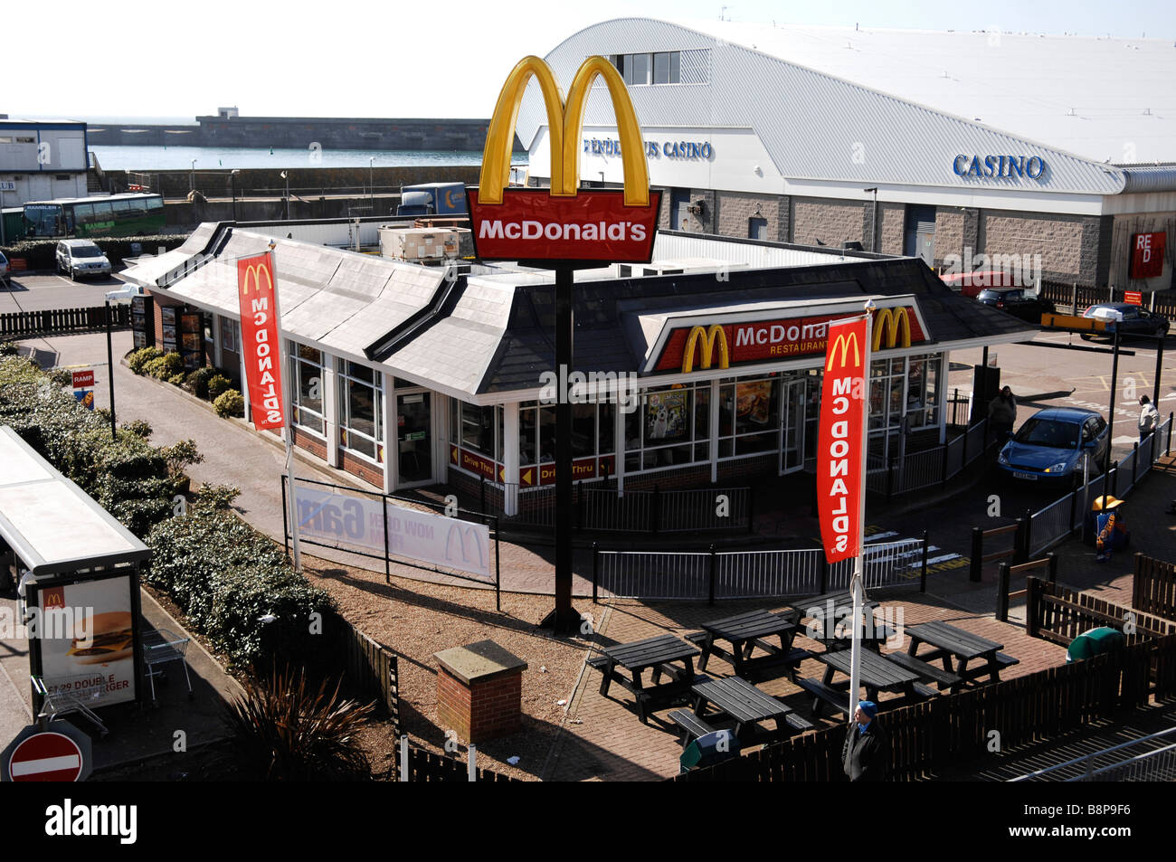 Das McDonald's Drive-Through-Restaurant in Brighton Marina Stockfoto