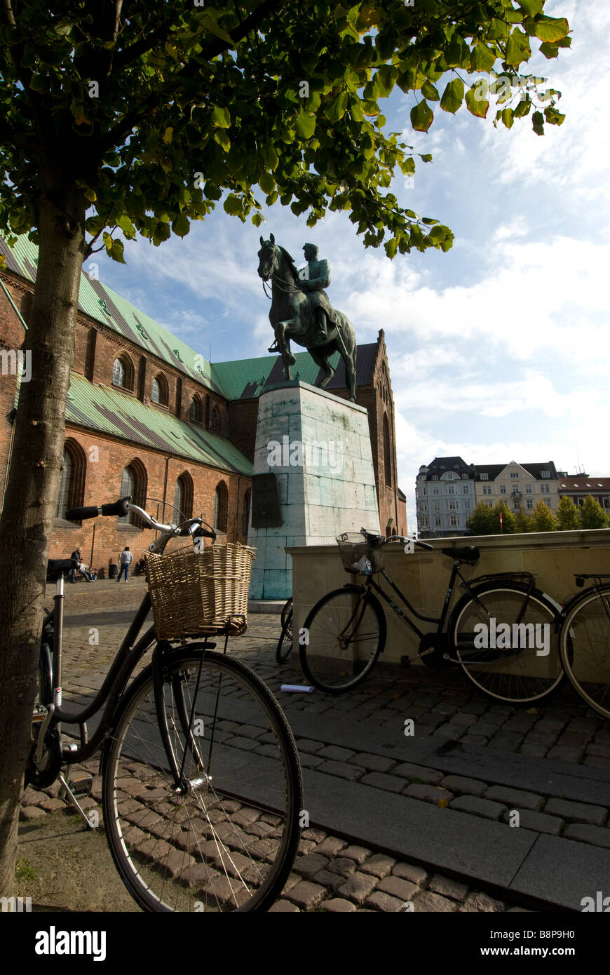 Fahrräder geparkt in der Nähe der Kathedrale und die Statue von Christian 10. in Arhus, Dänemark Stockfoto