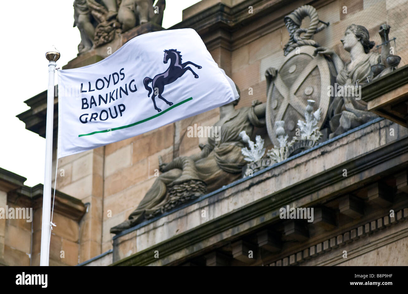 Lloyds TSb Bank Flagge mit dem schottischen Symbol der Bank of Scotland wichtigsten Gebäude. Edinburgh, Scotland.Uk Stockfoto