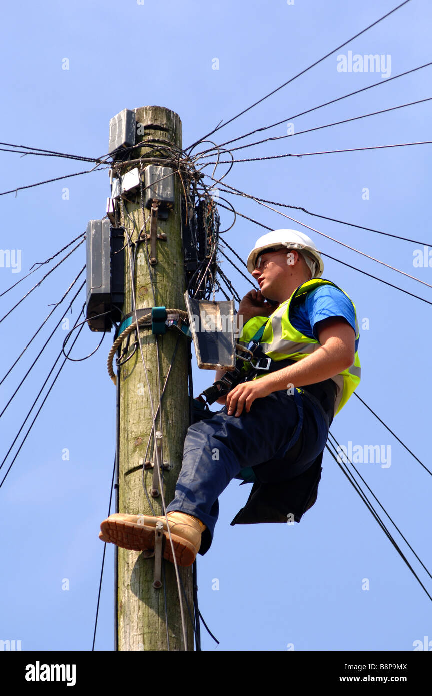 "Telefon-Ingenieur" bei der Arbeit auf eine "Telegrafenmast", England, UK Stockfoto