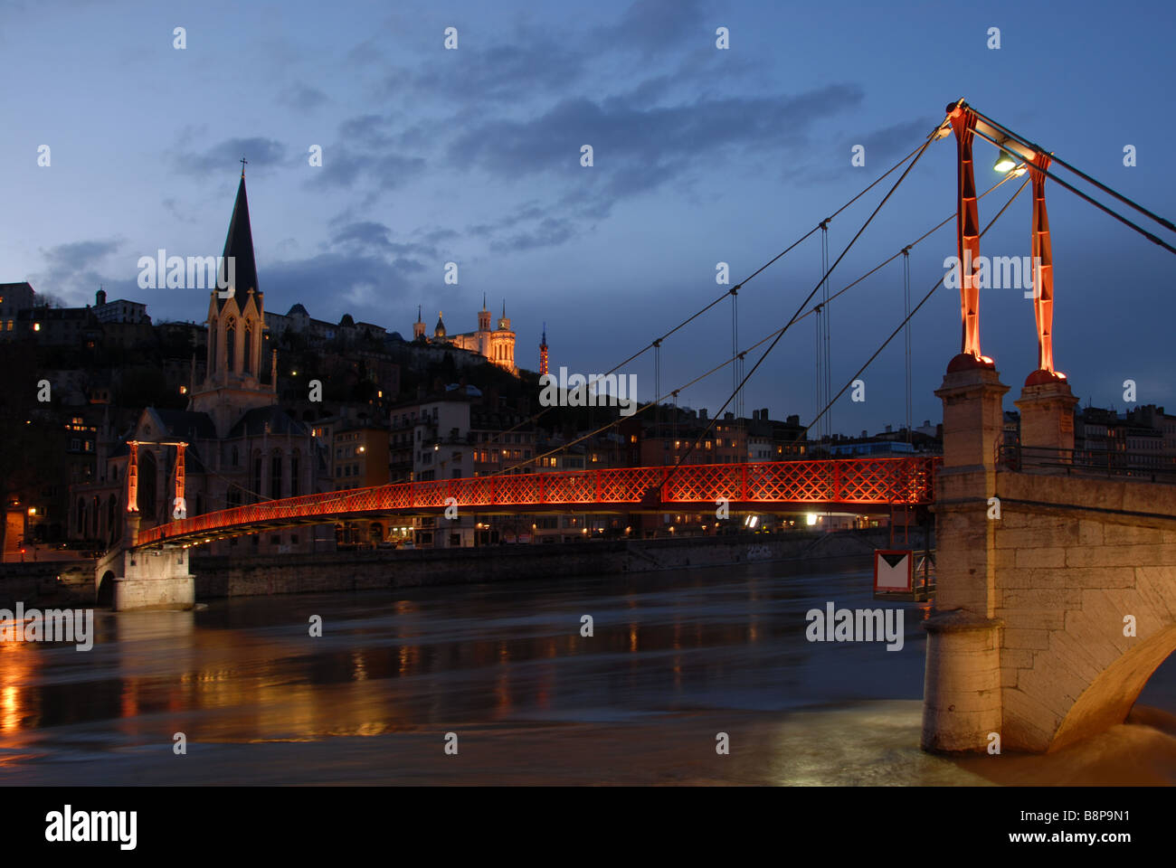 St.Georges Steg und der Saône, Saint Gerorges Bezirk in Lyon, Frankreich in der Abenddämmerung Stockfoto