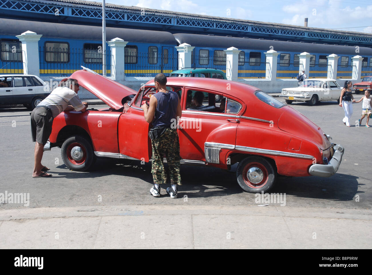 Männer, die Festsetzung eines Oldtimers in den Straßen von Havanna, Kuba Stockfoto