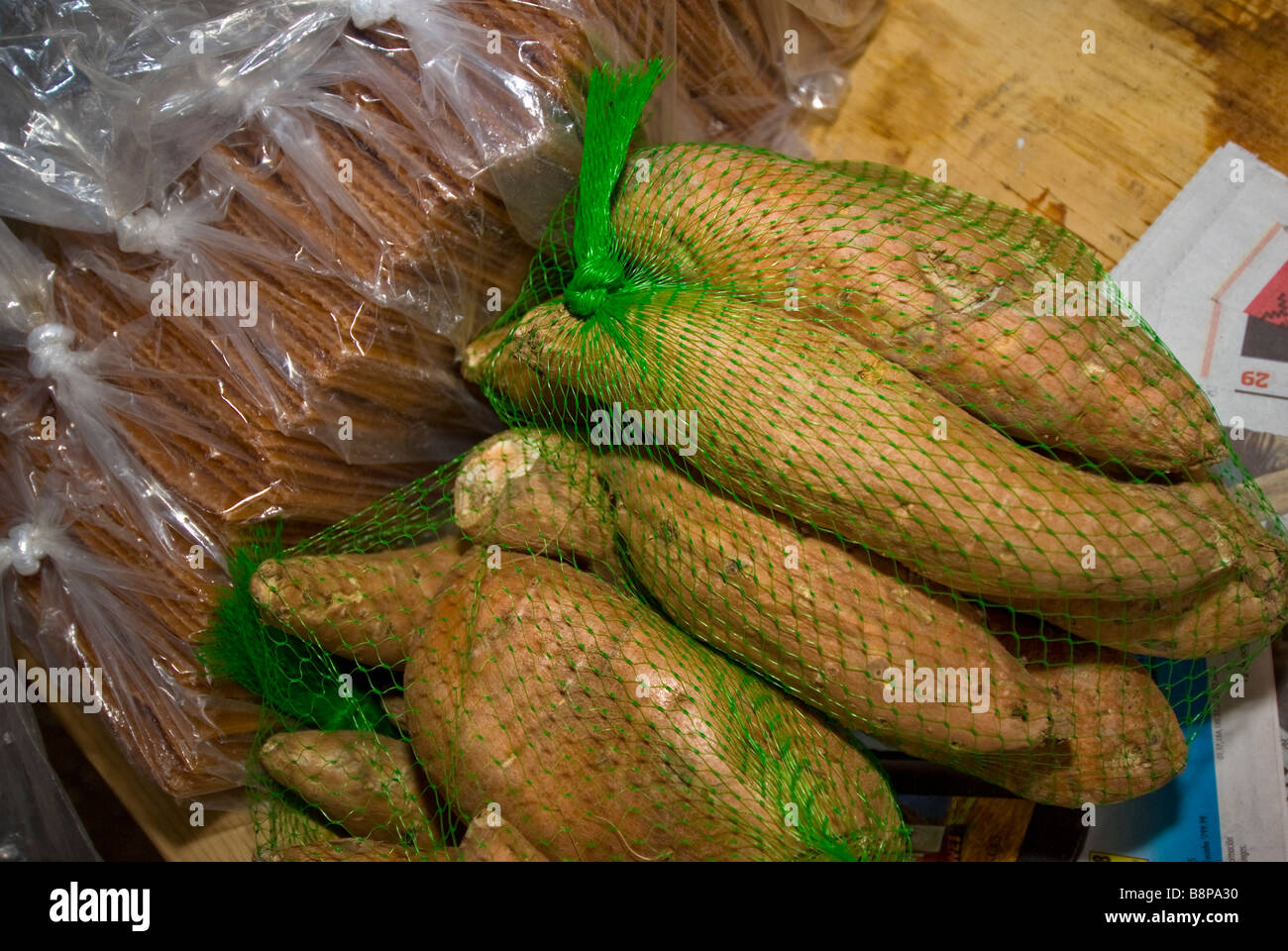 Süßkartoffeln, eingehüllt in grüne Netzbeutel Gemüse produzieren Markt in San Antonio Texas Tx mit lokalen Speisen Stockfoto