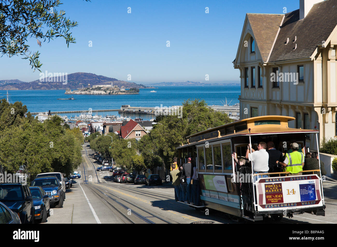 Traditionelle Seilbahn an der Hyde Street mit Blick auf Alcatraz und Fishermans Wharf, San Francisco, Kalifornien, USA Stockfoto
