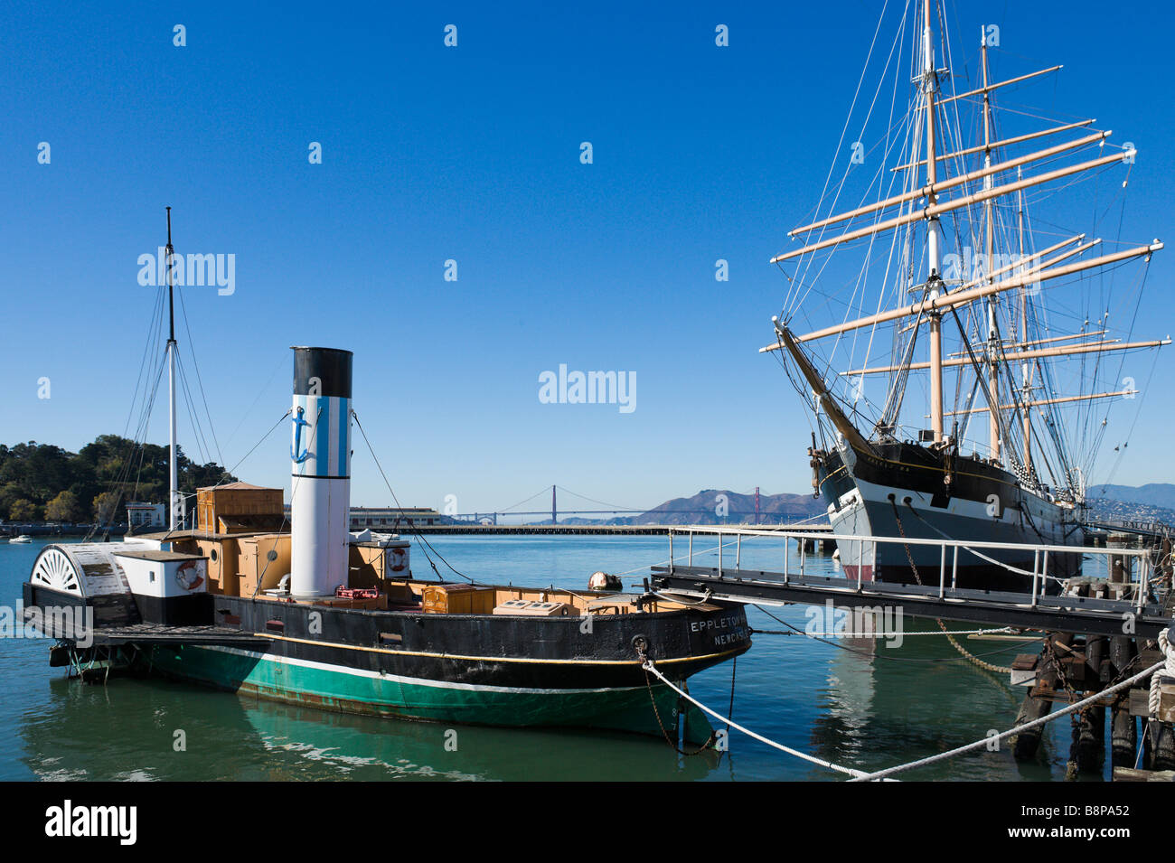 Historische Schiffe Eppleton Hall und Balclutha im Maritime Museum am Hyde Street Pier, San Francisco, Kalifornien, USA Stockfoto