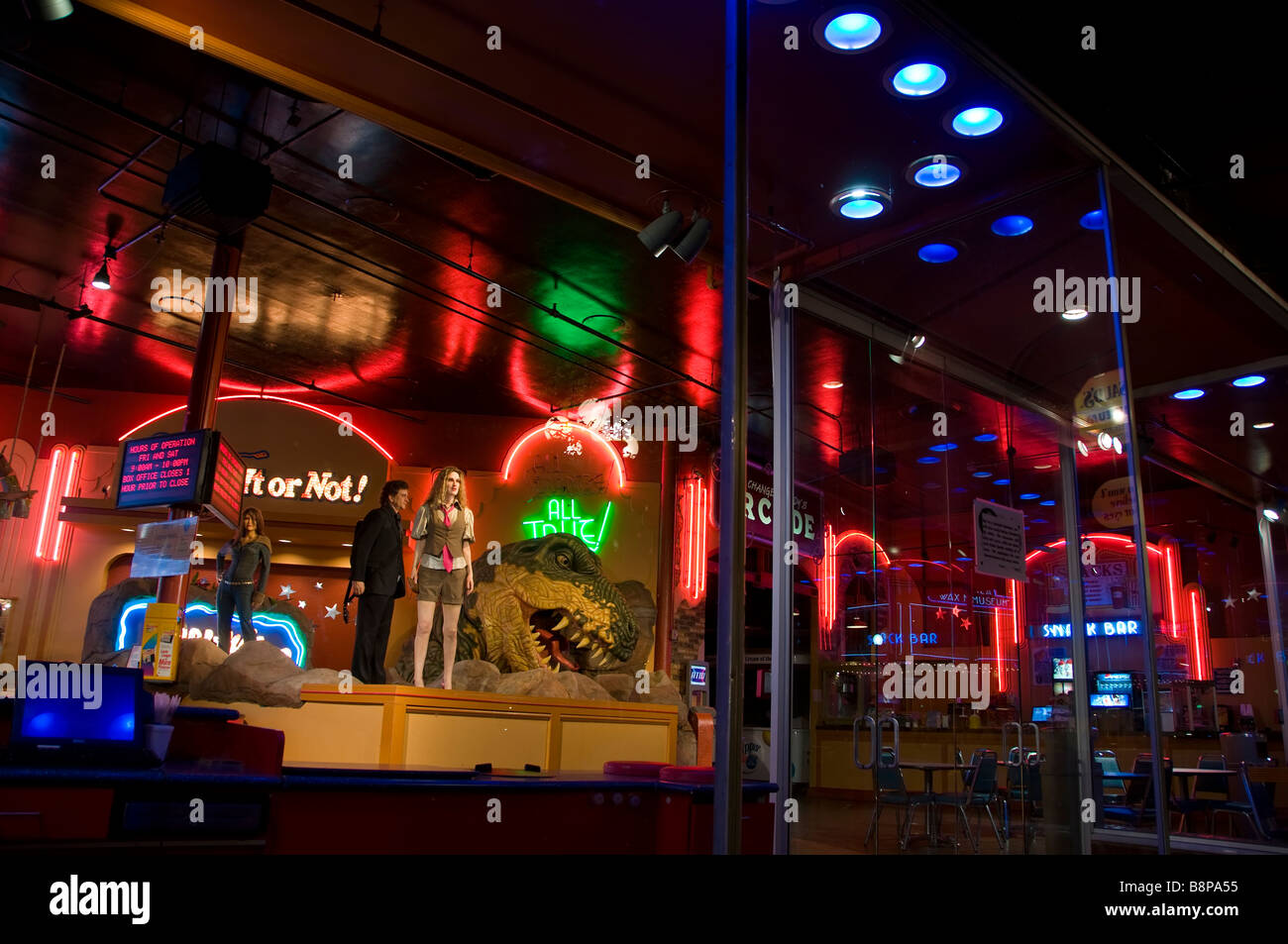 Ripleys glauben es oder nicht Außenfenster bei Nacht zeigt im Display San Antonio, Texas tx touristische Attraktion in der Nähe von Alamo Stockfoto Ripleys glauben es oder nicht Außenfenster bei Nacht zeigt im Display San Antonio, Texas tx touristische Attraktion in der Nähe von Alamo Stockfoto