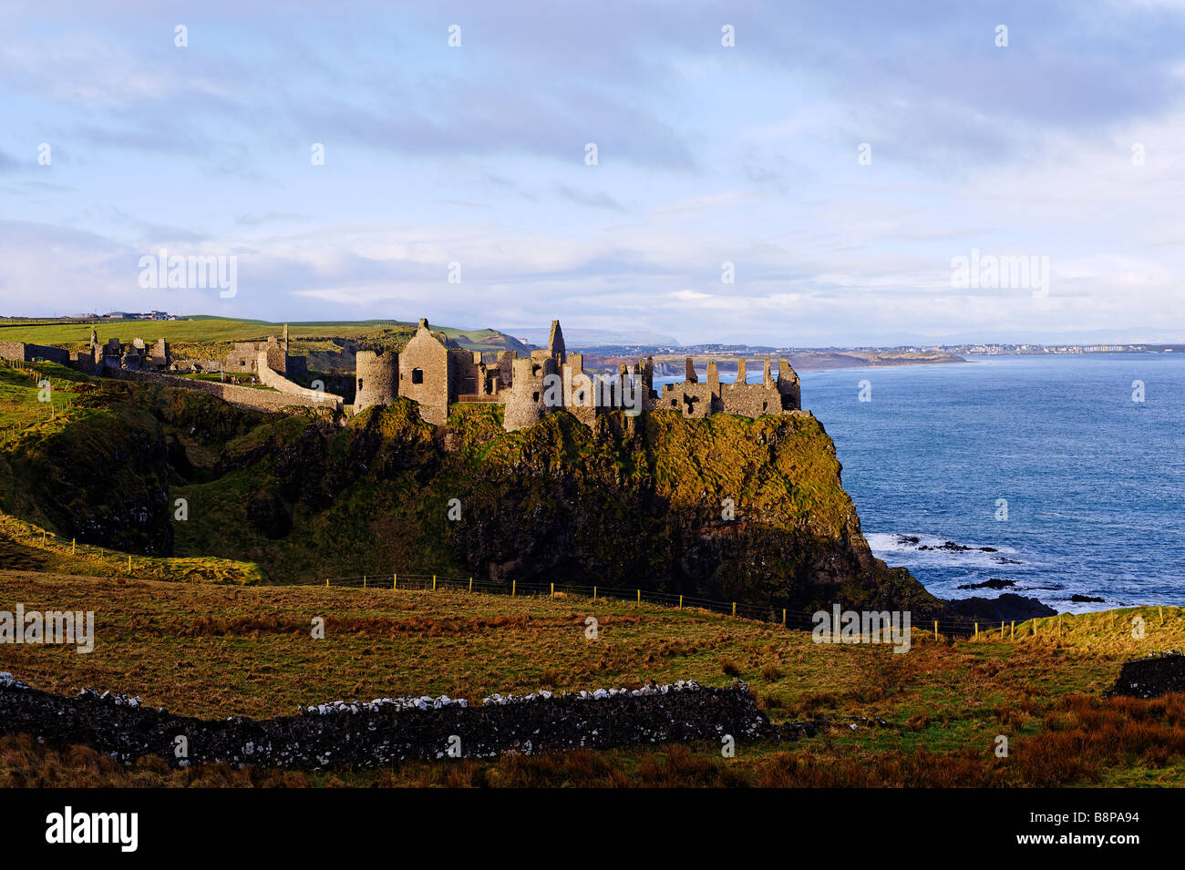 Dunluce Castle mit Portrush jenseits auf Causeway-Küste-County Antrim-Nordirland Stockfoto
