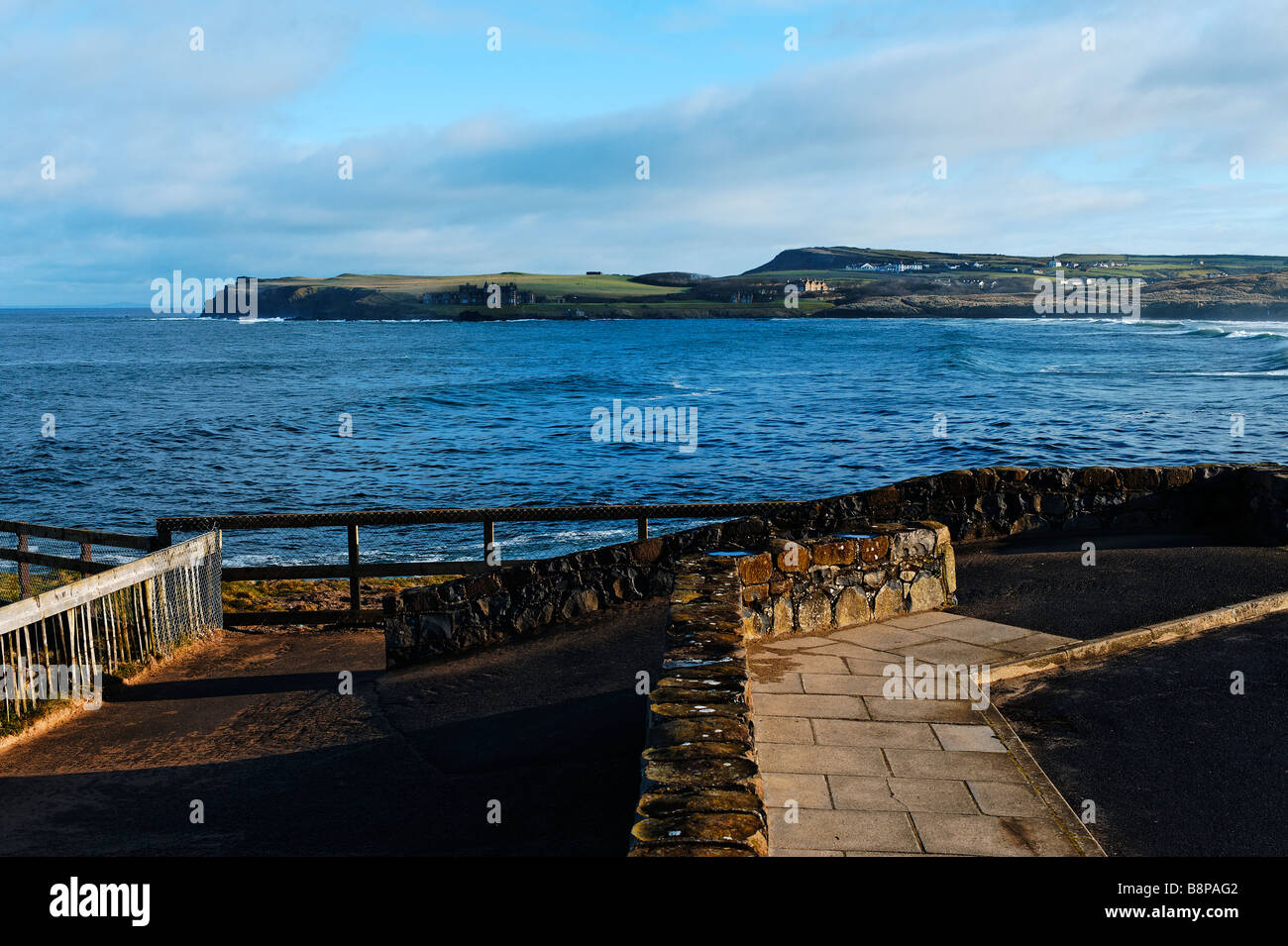 Ansicht der Causeway-Küste bei Portballintrae im County Antrim-Nordirland Stockfoto