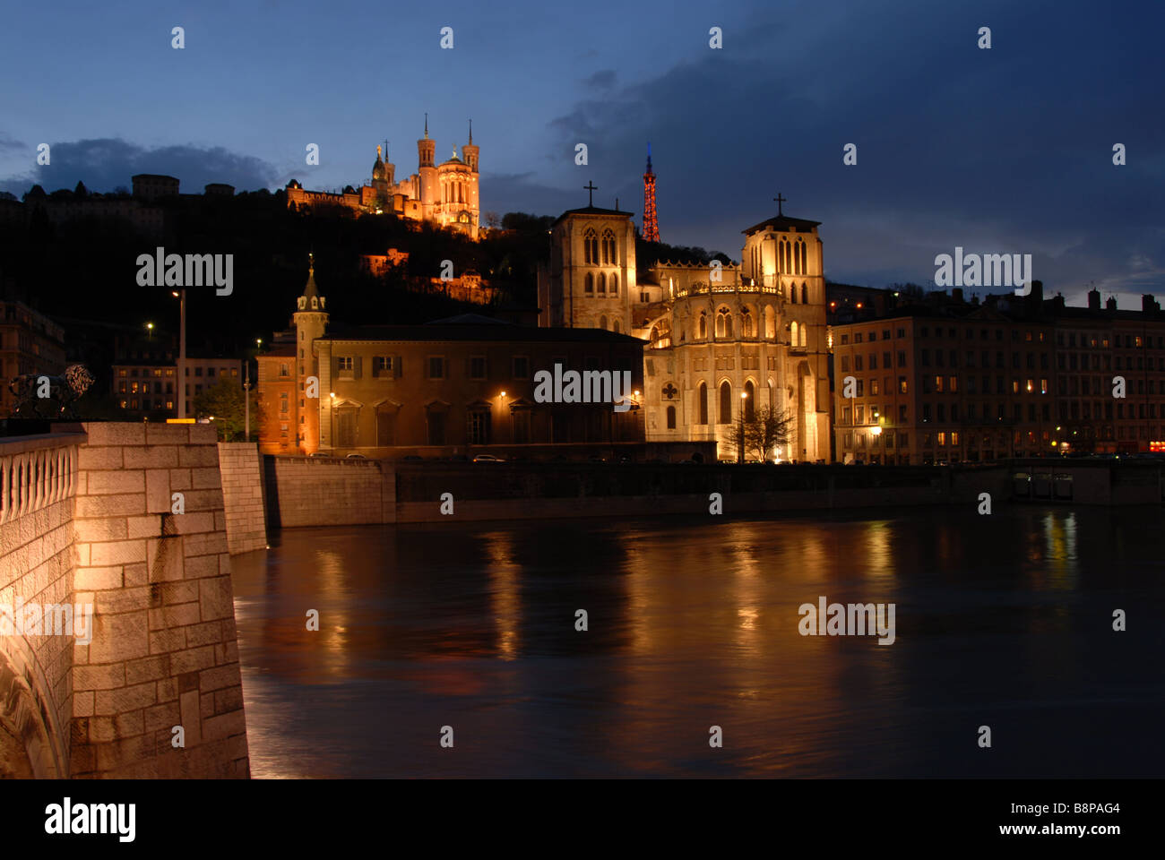 Die beleuchteten Gebäude der Kathedrale Saint-Jean und die Basilika Notre-Dame de Fourvière auf Fourvière Hügel in Lyon, Frankreich Stockfoto