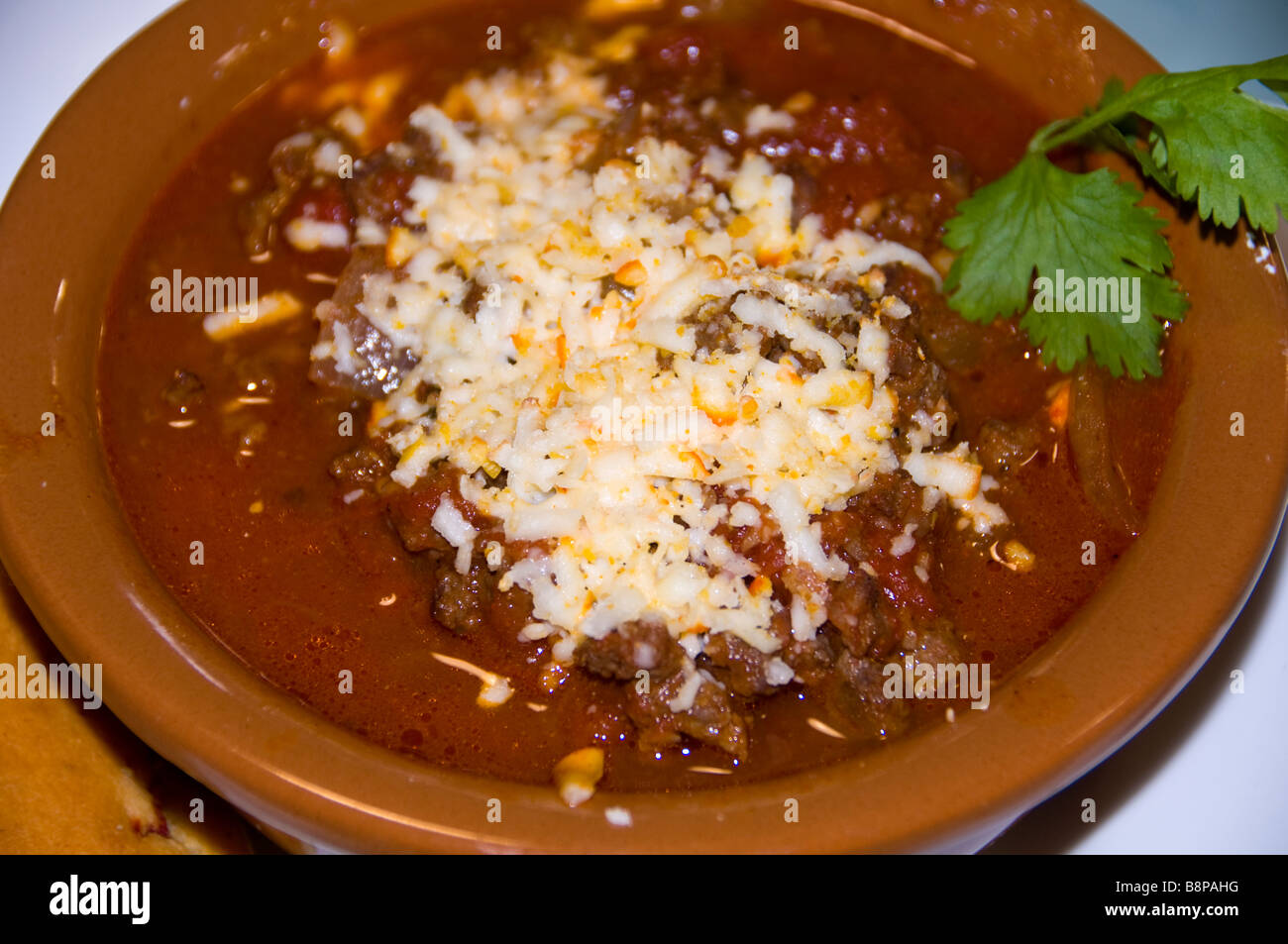 wildes Spiel Wild Chili braune Schale gekrönt geriebenen Käse Closeup Essen Detail San Antonio Texas Dining Tex-Mex Stockfoto