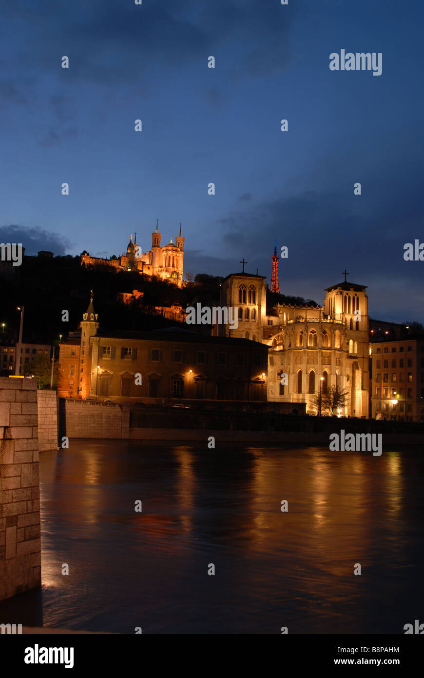 Die beleuchteten Gebäude der Kathedrale Saint-Jean und die Basilika Notre-Dame de Fourvière auf Fourvière Hügel in Lyon, Frankreich Stockfoto