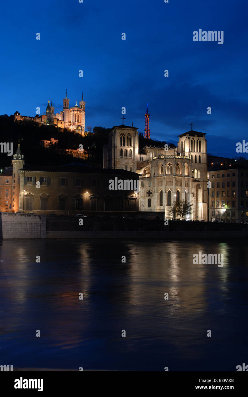 Die beleuchteten Gebäude der Kathedrale Saint-Jean und die Basilika Notre-Dame de Fourvière auf Fourvière Hügel in Lyon, Frankreich Stockfoto
