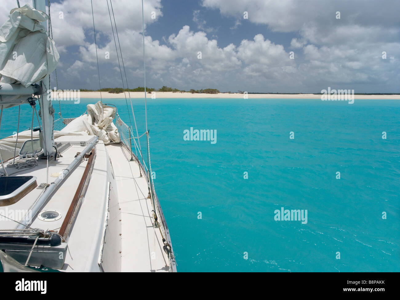 Segelboot in der Karibik verankert. Dieser Strand ist 11 Meile Barbuda Stockfoto