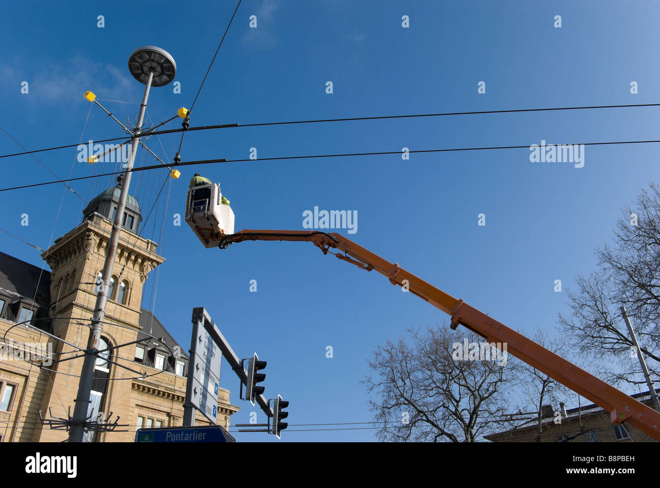 Städtischen Angestellten in eine Hubarbeitsbühne entfernen Weihnachtsschmuck aus einem Pol Stockfoto