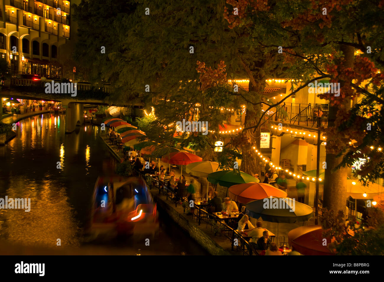 San Antonio River Walk Riverwalk oben bei Nacht Tourenboot und Cafes säumen das Ufer Stockfoto