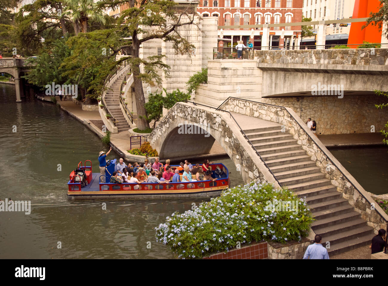 San Antonio River Walk Texas Ausflugsboot Unterquerung der Brücke eine Ebene unterhalb der Straße Verkehr Stockfoto