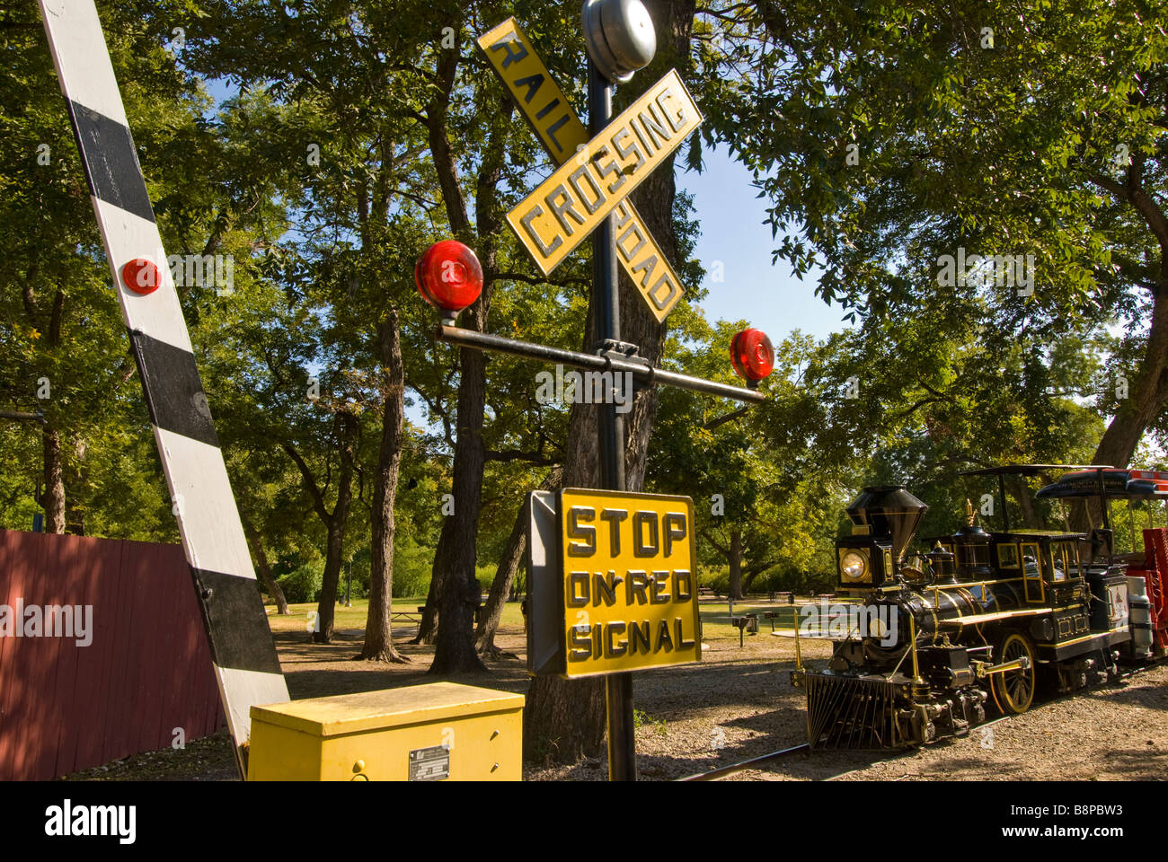 San Antonio Zoo Miniatur trainieren Brackenridge Park Bahnübergang mit Stop Tore Texas TX Stockfoto