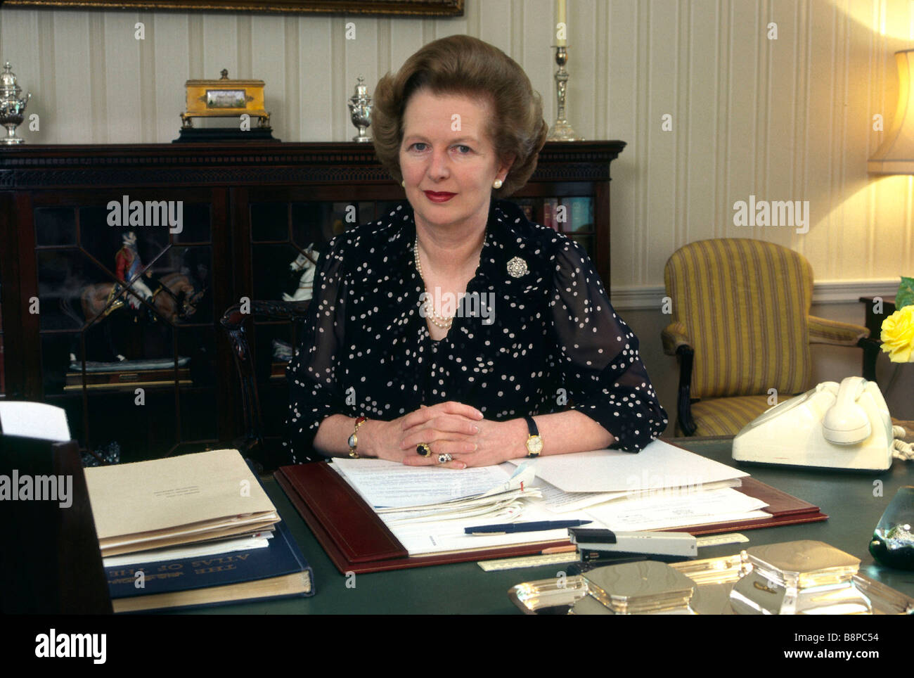 Britische Premierministerin Margaret Thatcher Einzelsitzung an ihrem Schreibtisch in 10 Downing Street 1980er Jahre London England Großbritannien Stockfoto