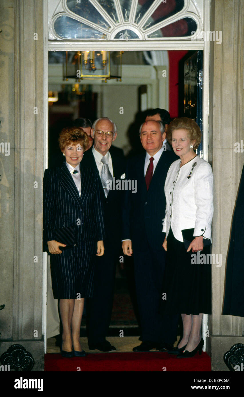 Premierministerin Margaret Thatcher mit Ehemann Denis Thatcher grüßt Michael Gorbachev und Frau Raisa 10 Downing Street der 1980er Jahre Stockfoto