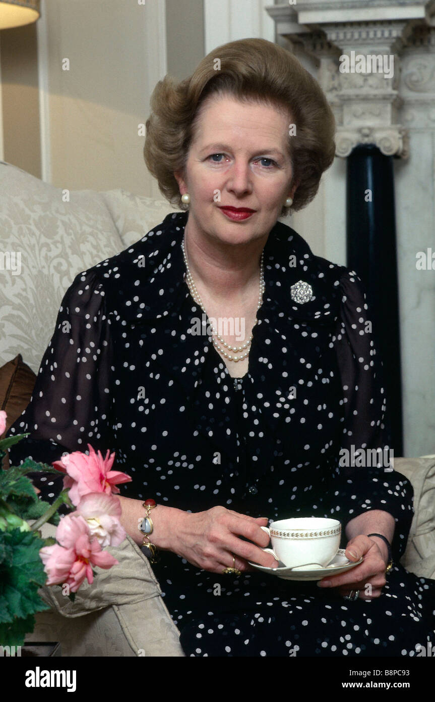 Premierministerin Margaret Thatcher Einzelsitzung in 10 Downing Street 1980er Jahre entspannenden Tasse Tee London England Stockfoto