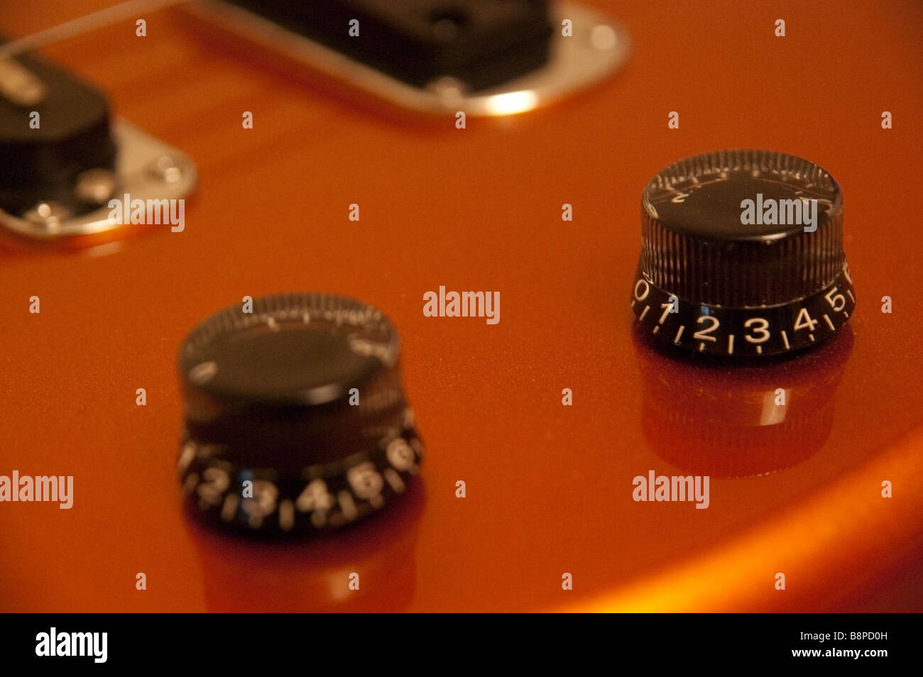 Nahaufnahme von orange Bass-Gitarre Stockfoto