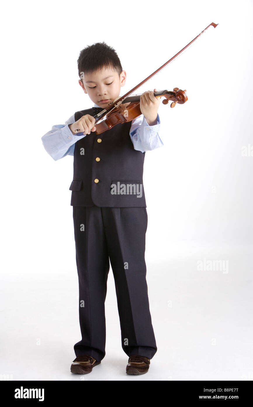 Junge 6 8 auf Geige üben Stockfoto