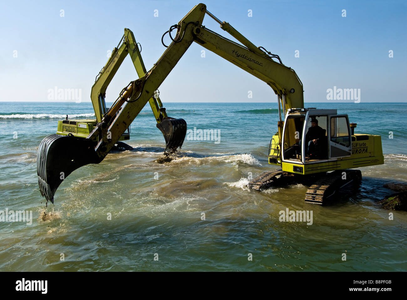 Bagger in Aktion im Meer in Sabaudia in Italien Stockfoto