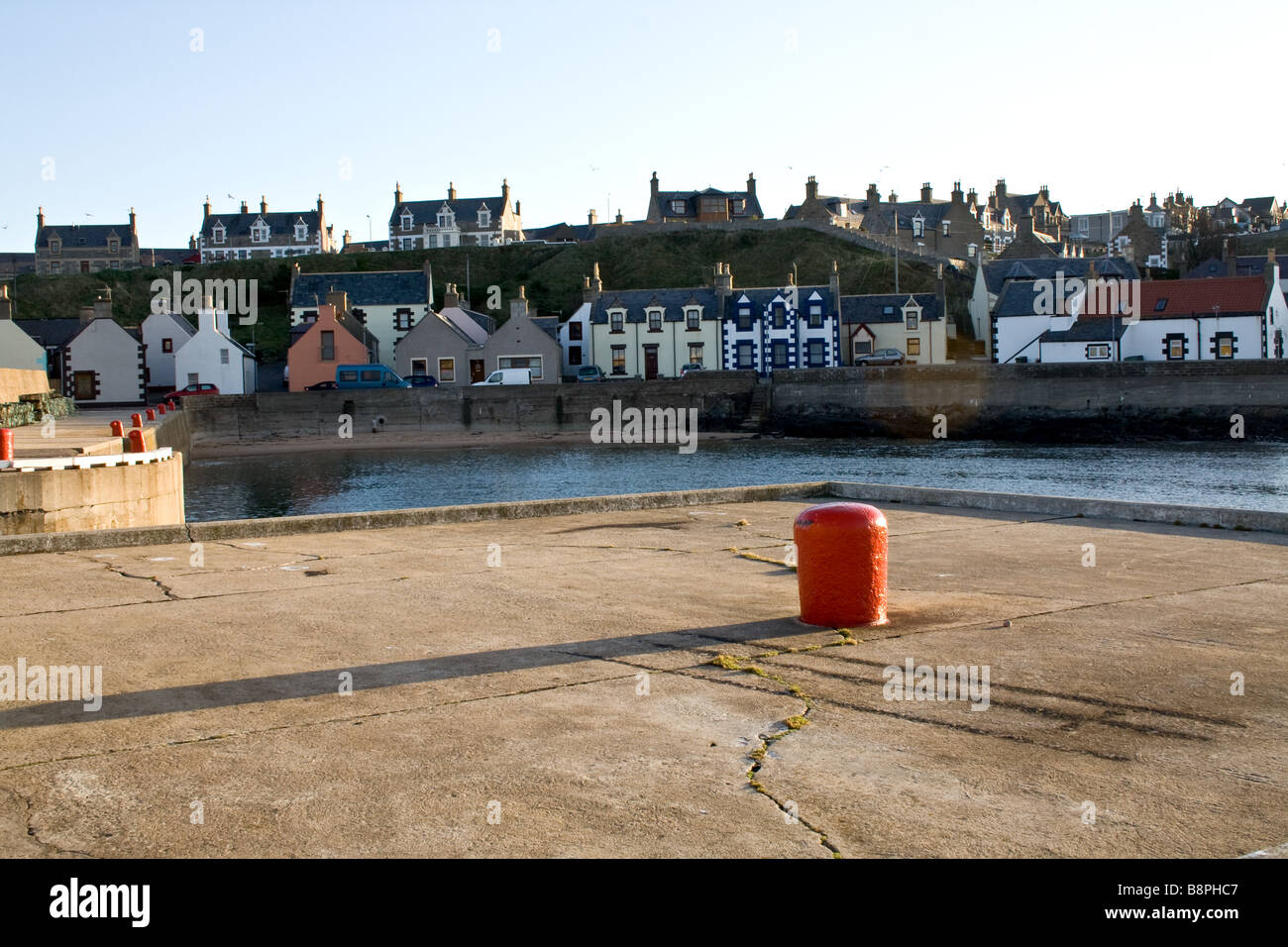 Pier am Hafen in Findochty, Schottland Stockfoto