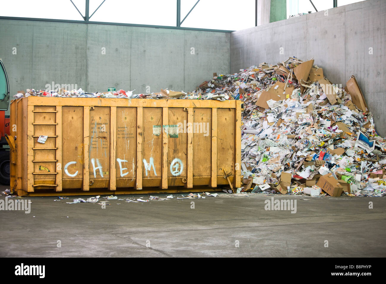 Papier und Pappe aufgestapelt neben Müllcontainer im recycling-Center Stockfoto
