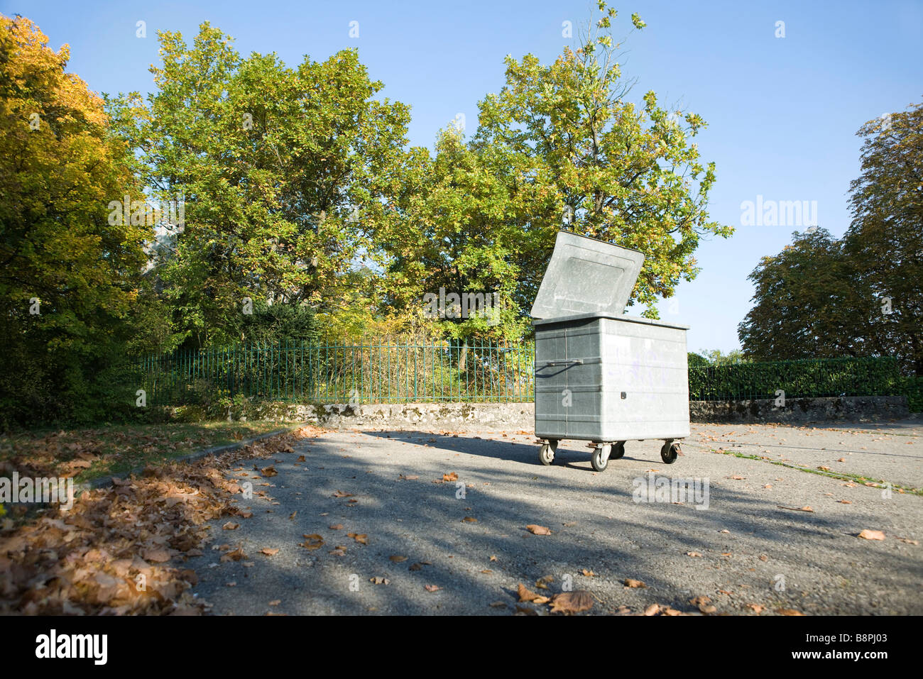 Kleinen Müllcontainer auf Parkplatz am Rande des waldreichen Umgebung Stockfoto