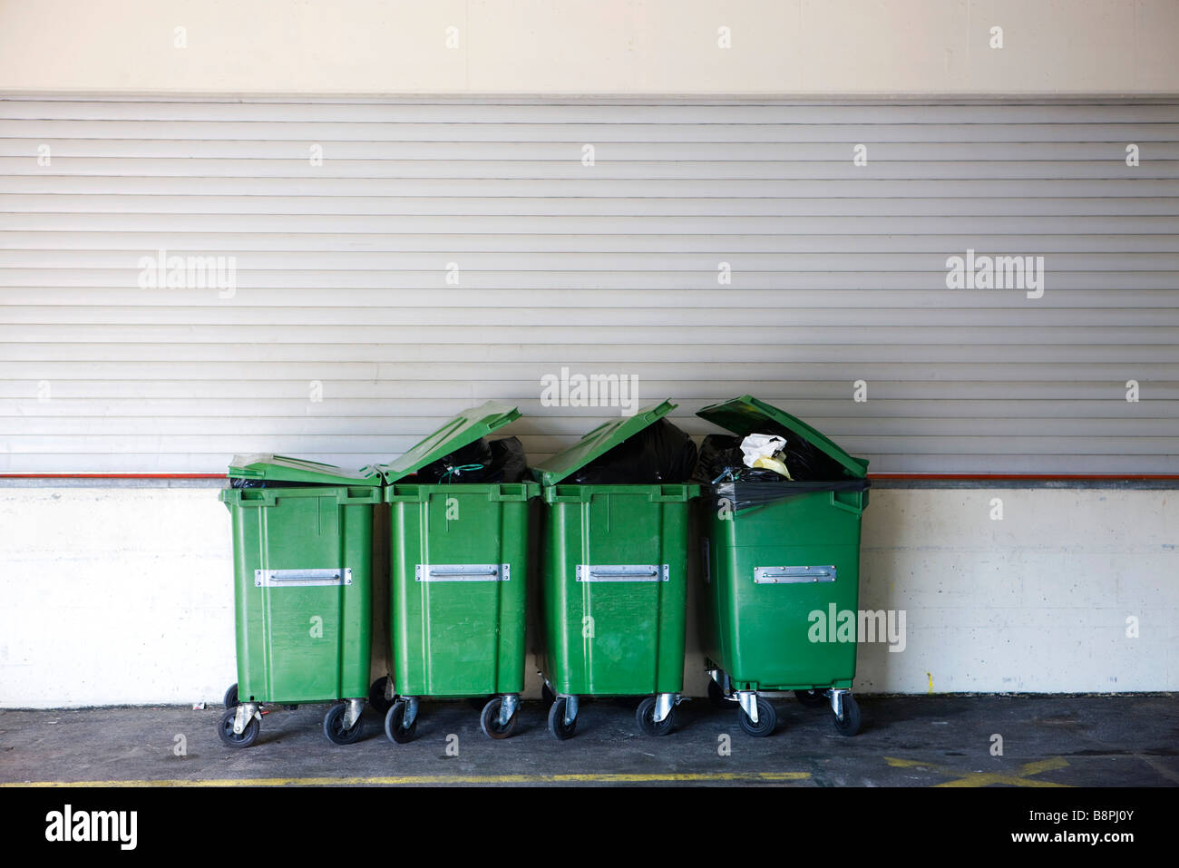 Überquellenden Mülltonnen in Folge Stockfotografie - Alamy