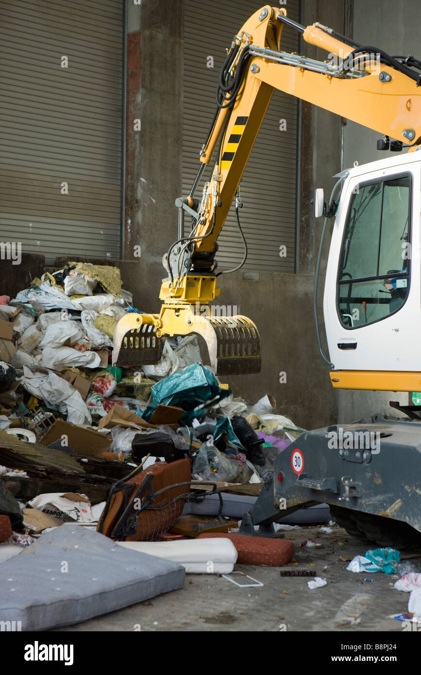 Bagger aus großen Haufen Müll aufsammeln Stockfoto