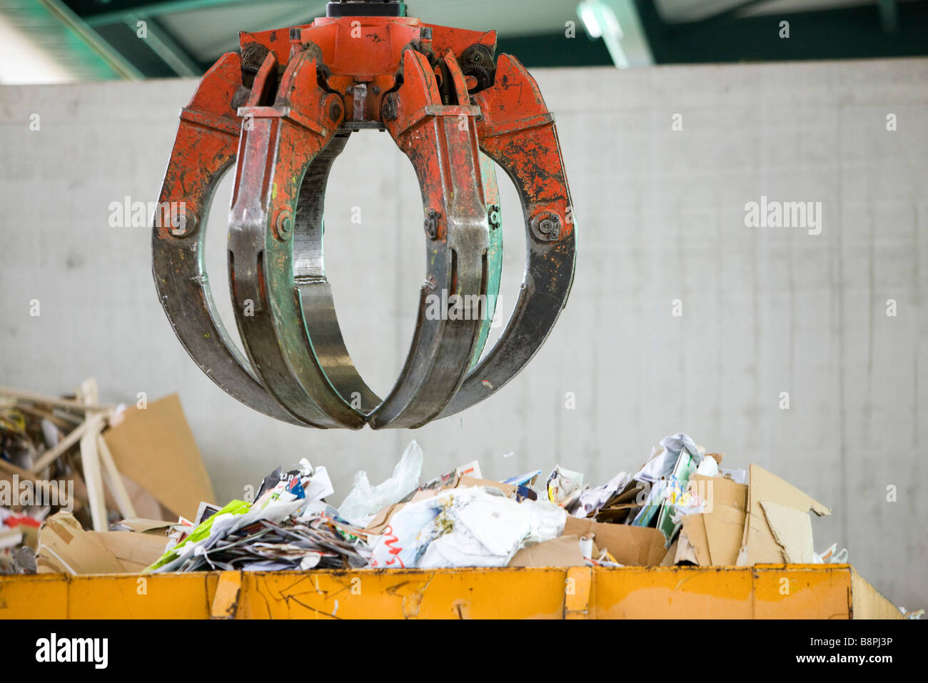 Greifer, hängen über Kasten von Altpapier im recycling-center Stockfoto