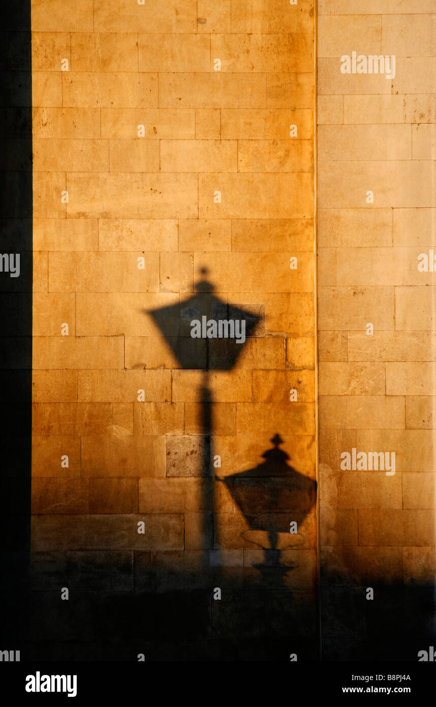 Laterne Schatten spiegelt sich auf St Alfege Church, Greenwich, London Stockfoto