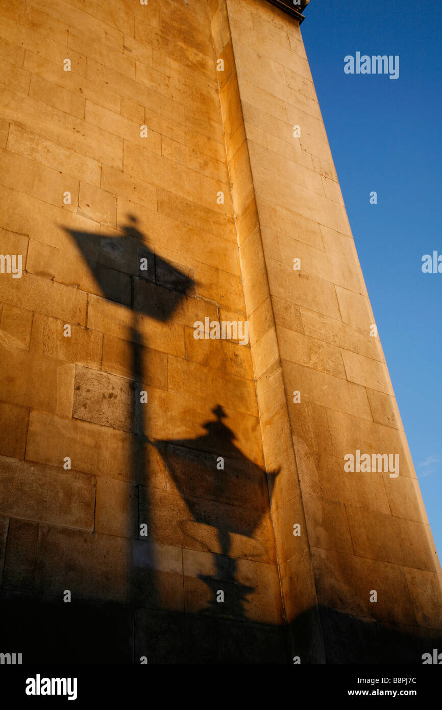 Laterne Schatten spiegelt sich auf St Alfege Church, Greenwich, London Stockfoto