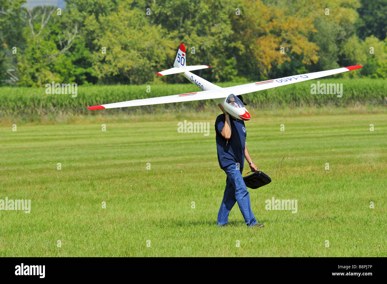 Ein Aeromodeller mit seinem Modell Segelflugzeug über eine Landebahn Stockfoto